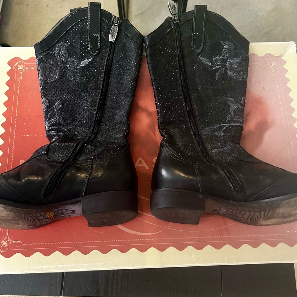 Authentic Mark Nason siren boots, black size 5.5